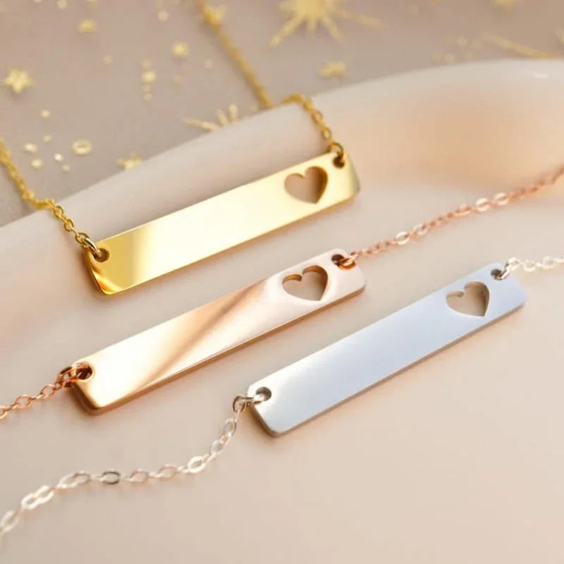 Collares personalizados dorado, rosa y plata con placa y corazón recortado, perfectos para regalo.