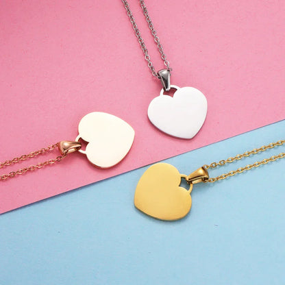 Collares de corazón dorado, plateado y rosado sobre fondo rosa y azul, ¡ideales para regalo!