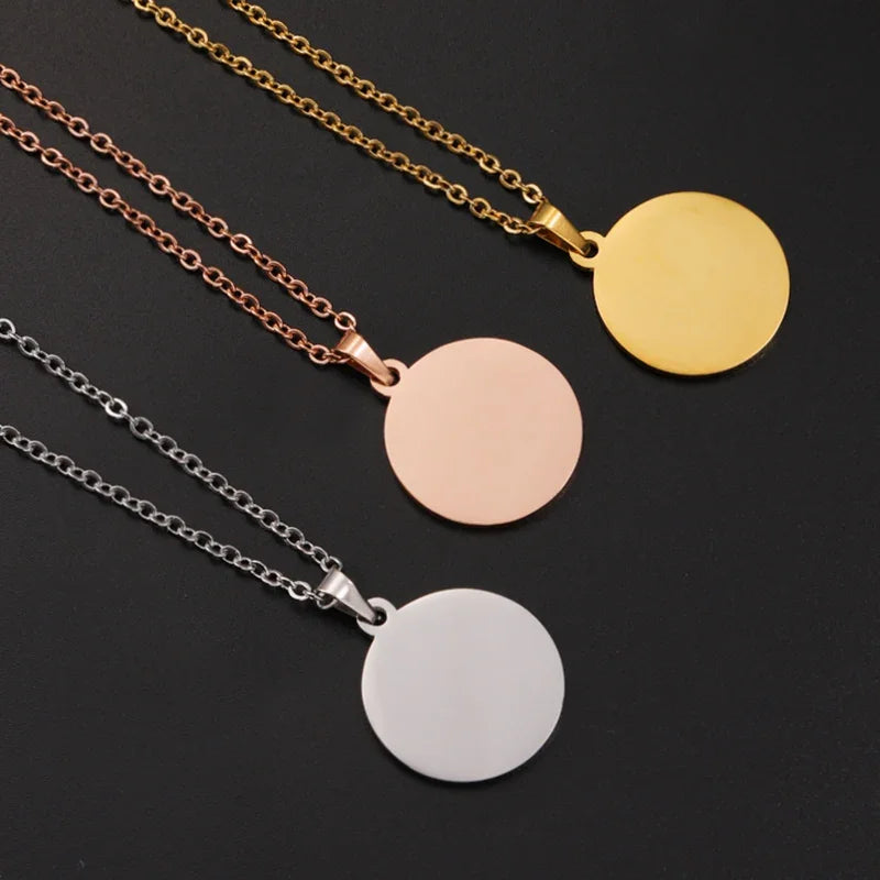 Tres collares redondos en dorado, plateado y rosa sobre fondo negro, perfectos para personalizar.