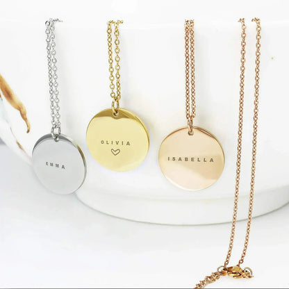 Collares de medalla personalizados en dorado, plata y oro rosa, con nombres grabados divertidos.