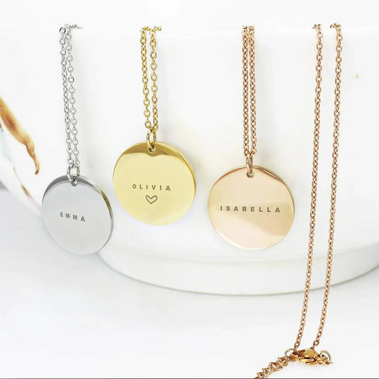 Collares de medalla personalizados en dorado, plata y oro rosa, con nombres grabados divertidos.