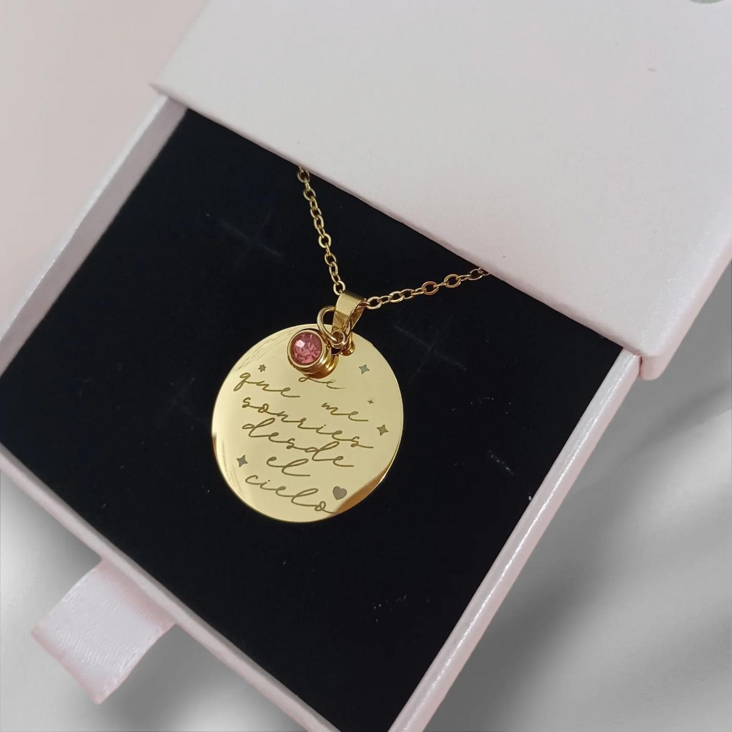 Collar dorado con dije grabado y piedra rosa, ideal para regalo personalizado divertido.