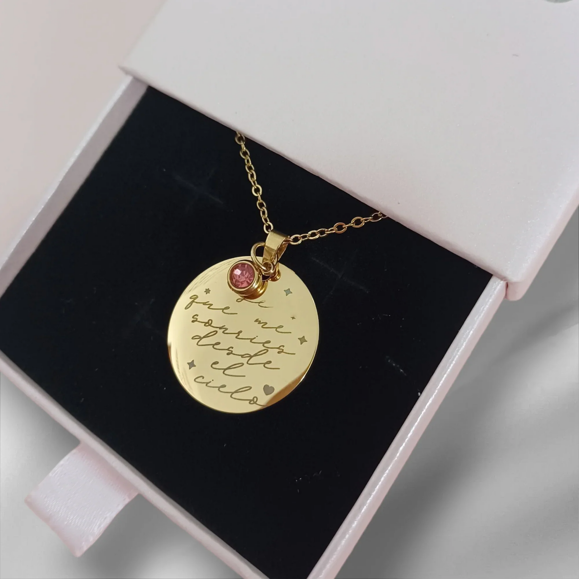 Collar dorado con dije grabado y piedra rosa, ideal para regalo personalizado divertido.