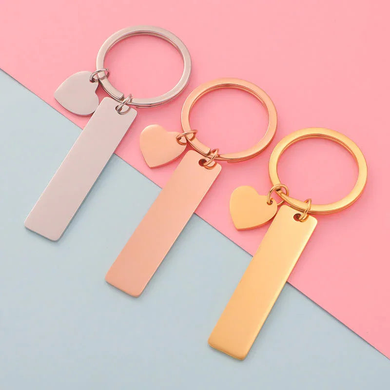 Llavero personalizado con placa metálica y dije de corazón, ideal para regalo divertido.