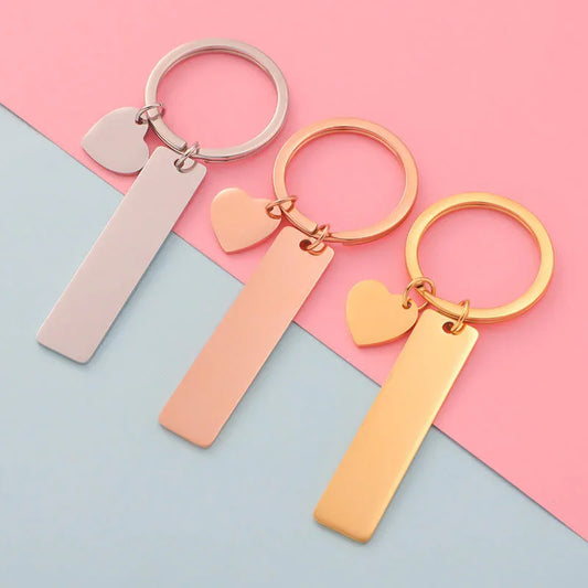 Llavero personalizado con placa metálica y dije de corazón, ideal para regalo divertido.