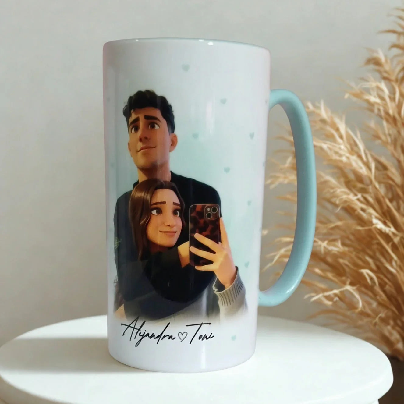 Taza personalizada con dibujo animado de pareja sonriente y fondo de corazones, ideal para regalo.