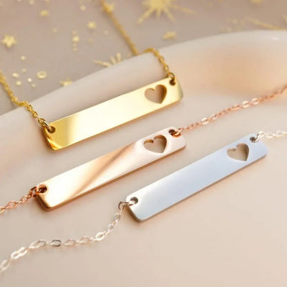 Collares personalizados dorado, rosa y plata con placa y corazón recortado, perfectos para regalo.