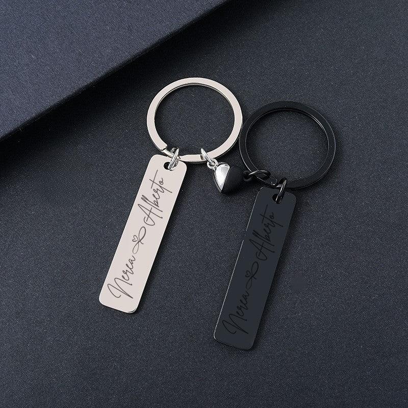 Llavero personalizado con nombres grabados, ideal para parejas, en tonos negro y plata.