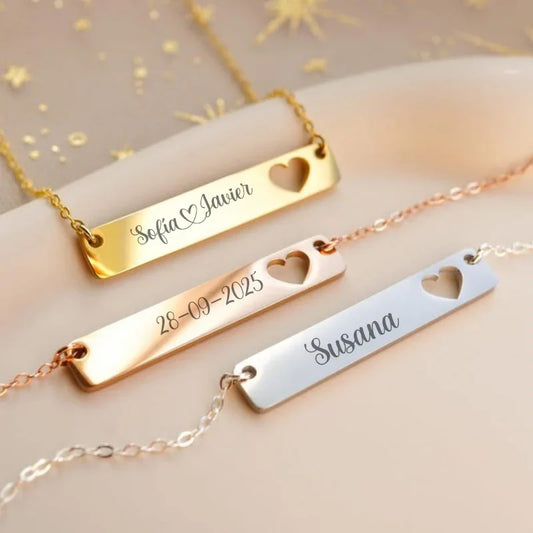 Collares personalizados con nombres y corazones, ideales para regalar y sacar sonrisas.