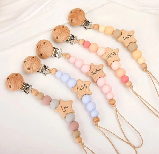 Chupeteros personalizados con cuentas de colores y nombres grabados, ¡súper originales!
